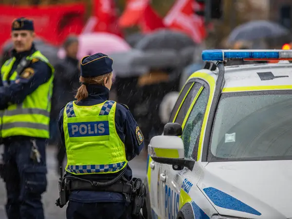 السويد والدنمارك تتهمان طهران باستخدام عصابات إجرامية في هجمات مسلحة على سفارتي إسرائيل