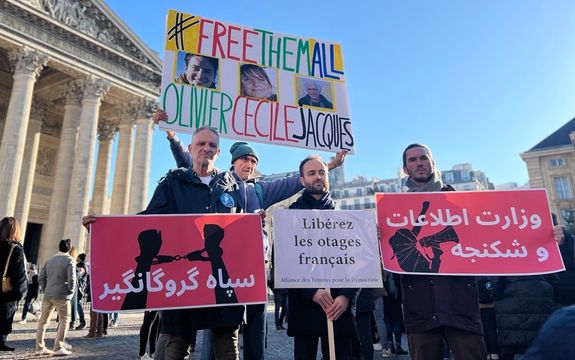 گروگانهای سابق فرانسوی در حمایت از هموطنان در بندشان در ایران تجمع کردند