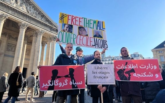رهائن فرنسيون سابقون يتجمعون دعمًا لمواطنيهم المعتقلين في إيران
