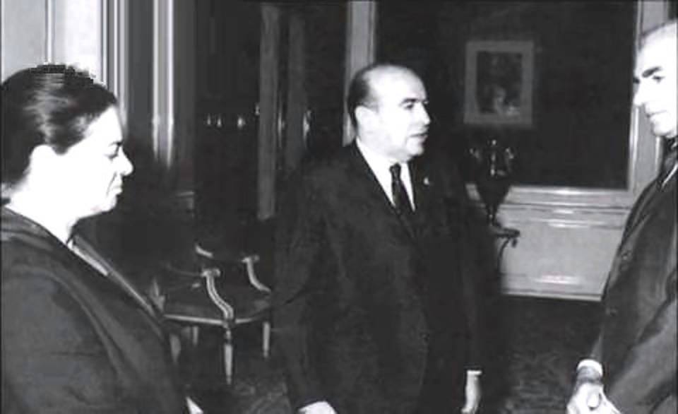 پیش از انقلاب سال ۱۳۵۷، حدود ۶۷ سال پیش، فرخ‌رو پارسا به عنوان وکیل در مجلس شورای ملی و پس از آن به عنوان اولین وزیر زن در کابینه امیرعباس هویدا حضور داشت