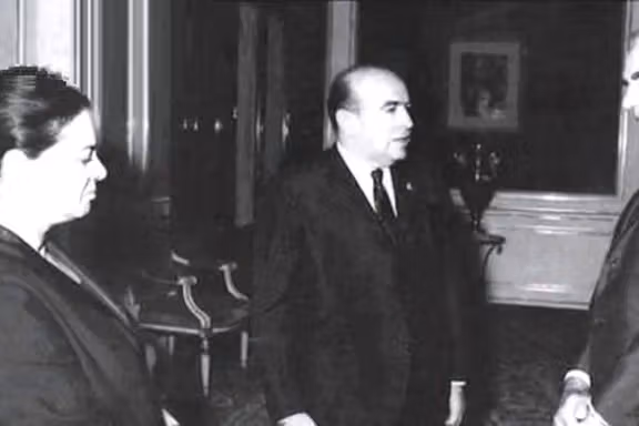 پیش از انقلاب سال ۱۳۵۷، حدود ۶۷ سال پیش، فرخرو پارسا به عنوان وکیل در مجلس شورای ملی و پس از آن به عنوان اولین وزیر زن در کابینه امیرعباس هویدا حضور داشت