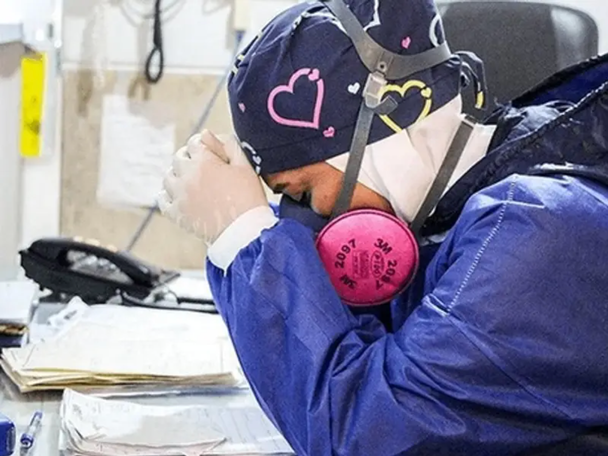 مخاوف من ارتفاع معدل انتحار مساعدي الأطباء في إيران وانتقاد"الصحة"لسرية الإحصائيات الدقيقة