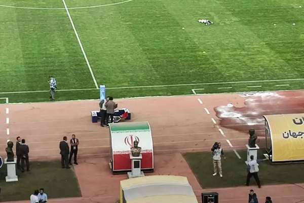 خاص لـ"إيران إنترناشيونال": بيت المرشد الإيراني رفض إزالة مجسم قاسم سليماني من ملعب أصفهان