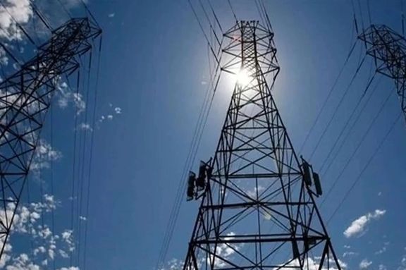 متابعو "إيران إنترناشيونال": عدم جدارة المسؤولين الإيرانيين هو السبب وراء أزمة الكهرباء