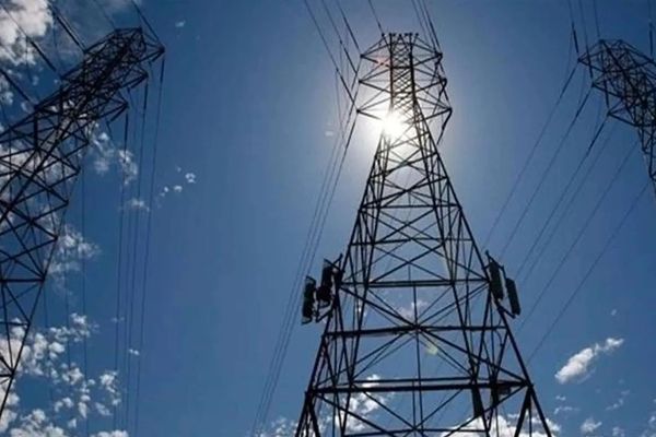 متابعو "إيران إنترناشيونال": عدم جدارة المسؤولين الإيرانيين هو السبب وراء أزمة الكهرباء