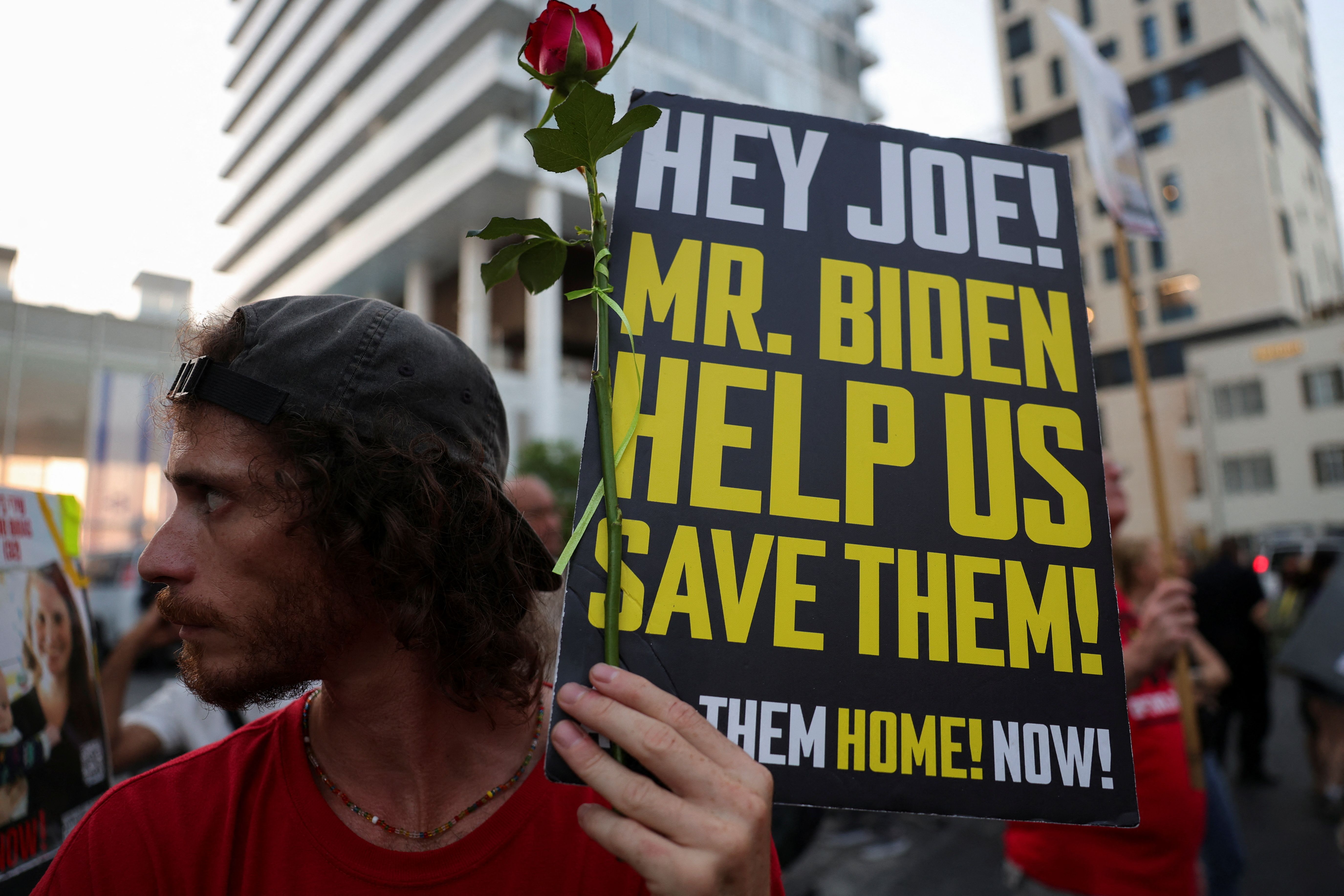 حضور تظاهرکنندگان اسرائیلی در خارج از محل نشست خبری بلینکن و درخواست آن‌ها از آمریکا برای کمک به آزادی گروگان‌های در بند حماس، تل‌آویو، ۲۹ مرداد