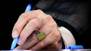 Clinch quick US deal before it's too late, former officials say