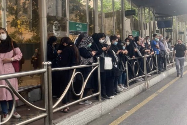 إضراب سائقي النقل العام في طهران يدخل يومه الثالث.. ورئيس بلدية العاصمة: أشخاص يقفون وراءه