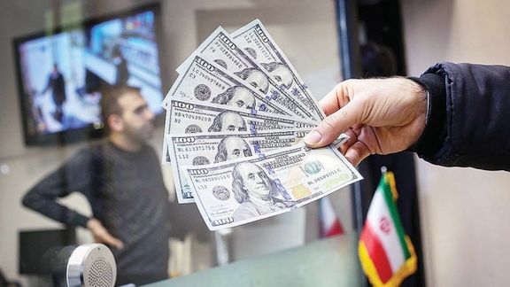 قیمت دلار در بازار ایران به بیش از ۹۸ هزار تومان و قیمت سکه به ۹۳.۵ میلیون تومان رسید