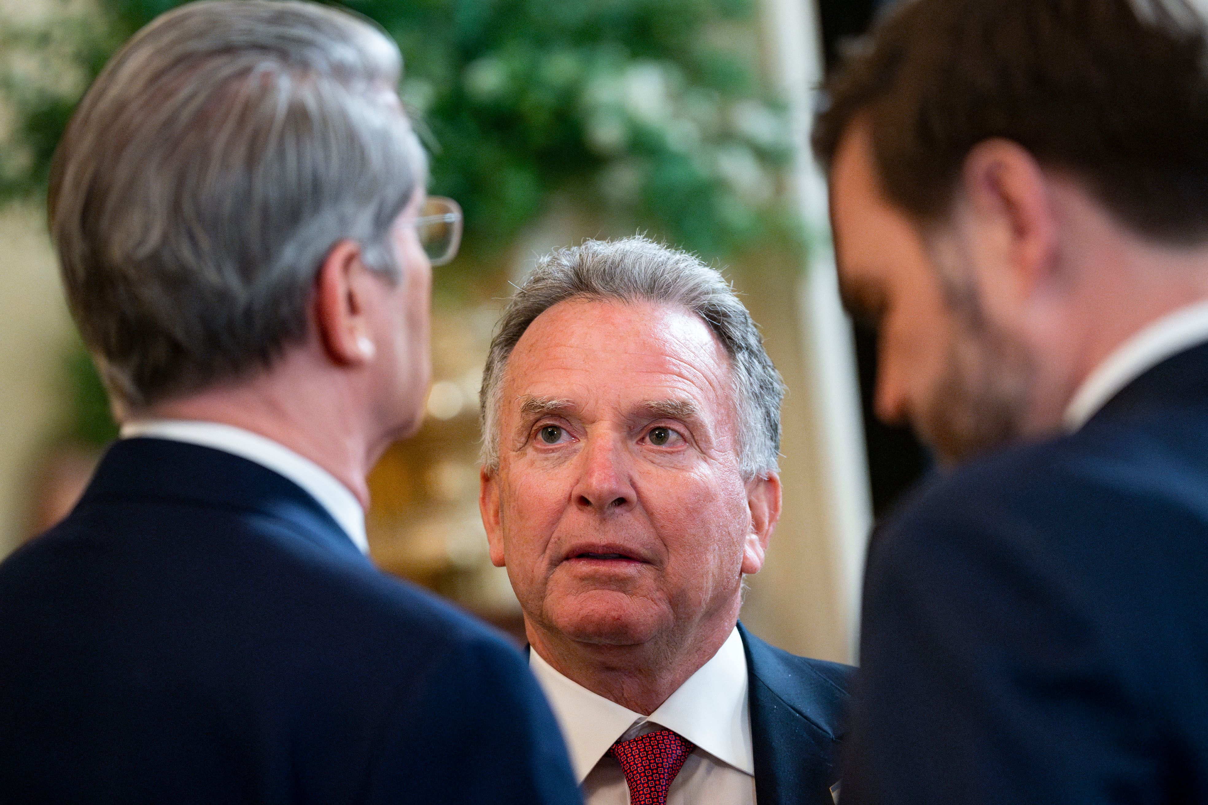 وزیر خارجه جمهوری اسلامی و هیات همراه او برای دیدار با نمایندگان ترامپ عازم عمان شدند