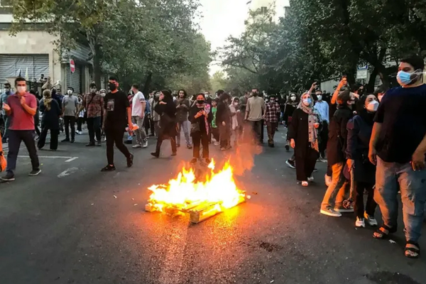 خاص: مركز الدراسات الاستراتيجية يحذر خامنئي من اندلاع احتجاجات واسعة النطاق و"عصيان مدني"