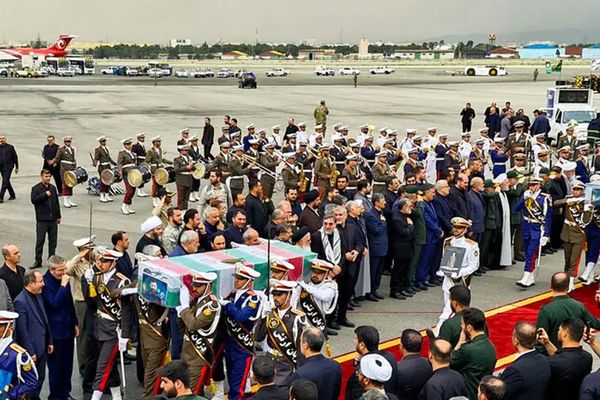 صحافية ألمانية تكشف أجواء التوتر خلال تشييع جنازة رئيسي في طهران.. وترصد فرح المواطنين