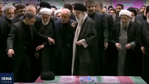 خامنهای بلافاصله پس از اتمام نماز میت ابراهیم رئیسی و همراهانش، با عجله و در میان حلقه محافظان محل را ترک کرد