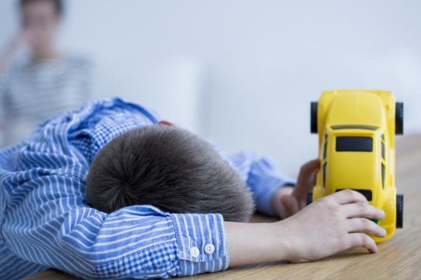 مرضى التوحد في إيران أكثر من 8 آلاف حالة.. وغياب تام للإحصاءات وبرامج الرعاية