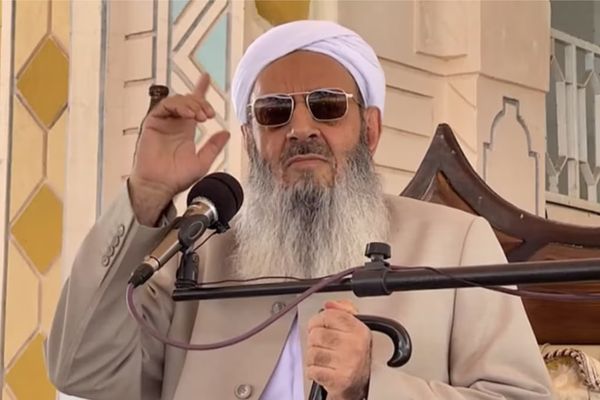 إمام أهل السنة في إيران: اعتقال عائلات الضحايا مؤلم.. وتهديد الناس بـ"الصمت" ليس حكيما