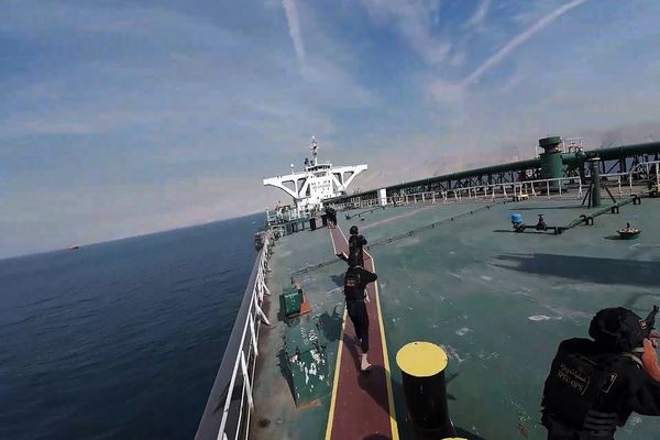 في رسالة لإسرائيل وأميركا.. الحرس الثوري الإيراني يُحدث اضطرابات ملاحية في مياه الخليج