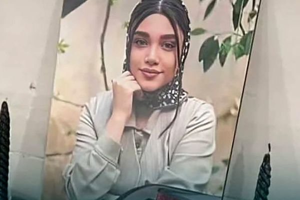 بسبب عملها في "صالون تجميل".. مقتل فتاة إيرانية تبلغ من العمر 18 عامًا على يد والدها