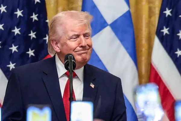 ترامپ: ما در یک دنیای دیوانه زندگی میکنیم