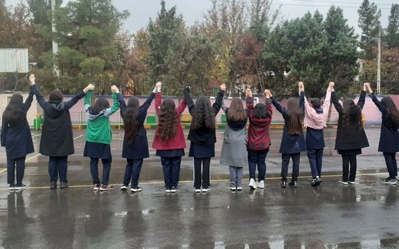 تشکلهای صنفی معلمان: معلمان در اعتراضات ۱۴ تا ۱۶ آذر حامی دانشآموزان و دانشجویان باشند