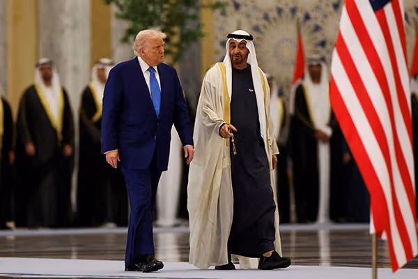 وال استریت ژورنال: امارات در حال آمادگی برای کمک به آمریکا برای بازگشایی تنگه هرمز است