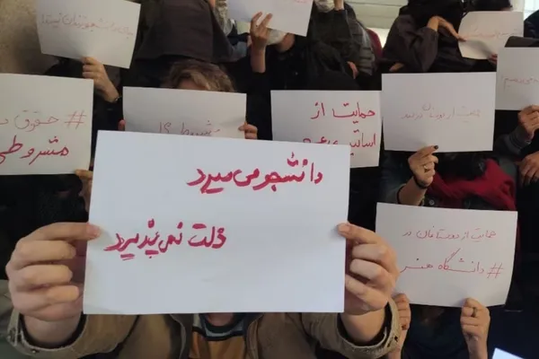 تشکلها و گروههای دانشجویی: حکومت جمهوری اسلامی باید در هم شکسته شود