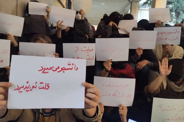 تشکلها و گروههای دانشجویی: حکومت جمهوری اسلامی باید در هم شکسته شود