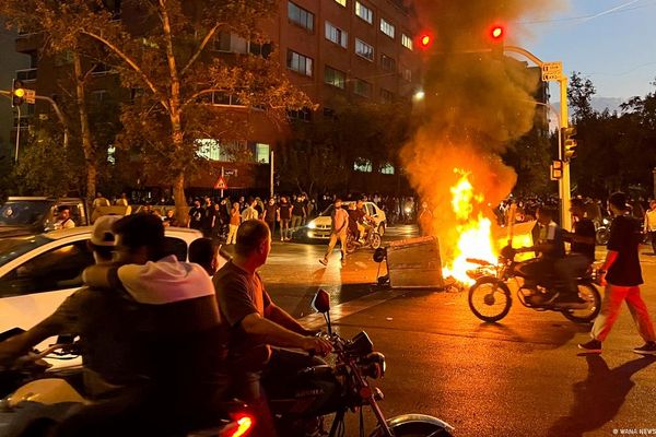 مظاهرات ليلية تعم مدن إيران بهتافات:"عدنا مرة أخرى والانتفاضة مستمرة"و"نظام العمائم انتهى"
