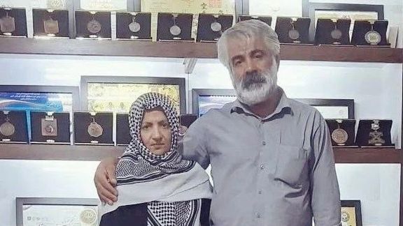 بعد قبول الطعن.. الحكم على والد أحد ضحايا الاحتجاجات الشعبية في إيران بالسجن لمدة عام