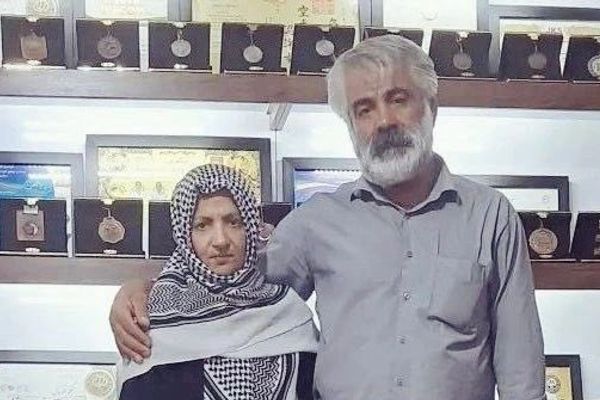 بعد قبول الطعن.. الحكم على والد أحد ضحايا الاحتجاجات الشعبية في إيران بالسجن لمدة عام