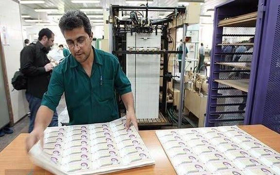 An employee of Iran’s Central Bank checking the quality of newly printed banknotes (File photo)