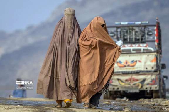 Afghan immigrants at the border with Iran