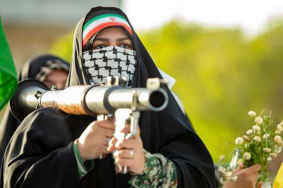 إعلام الحرس الثوري الإيراني يتوعد باستهداف منشآت الطاقة بالمنطقة ردًا على تهديدات ترامب | إيران إنترناشيونال