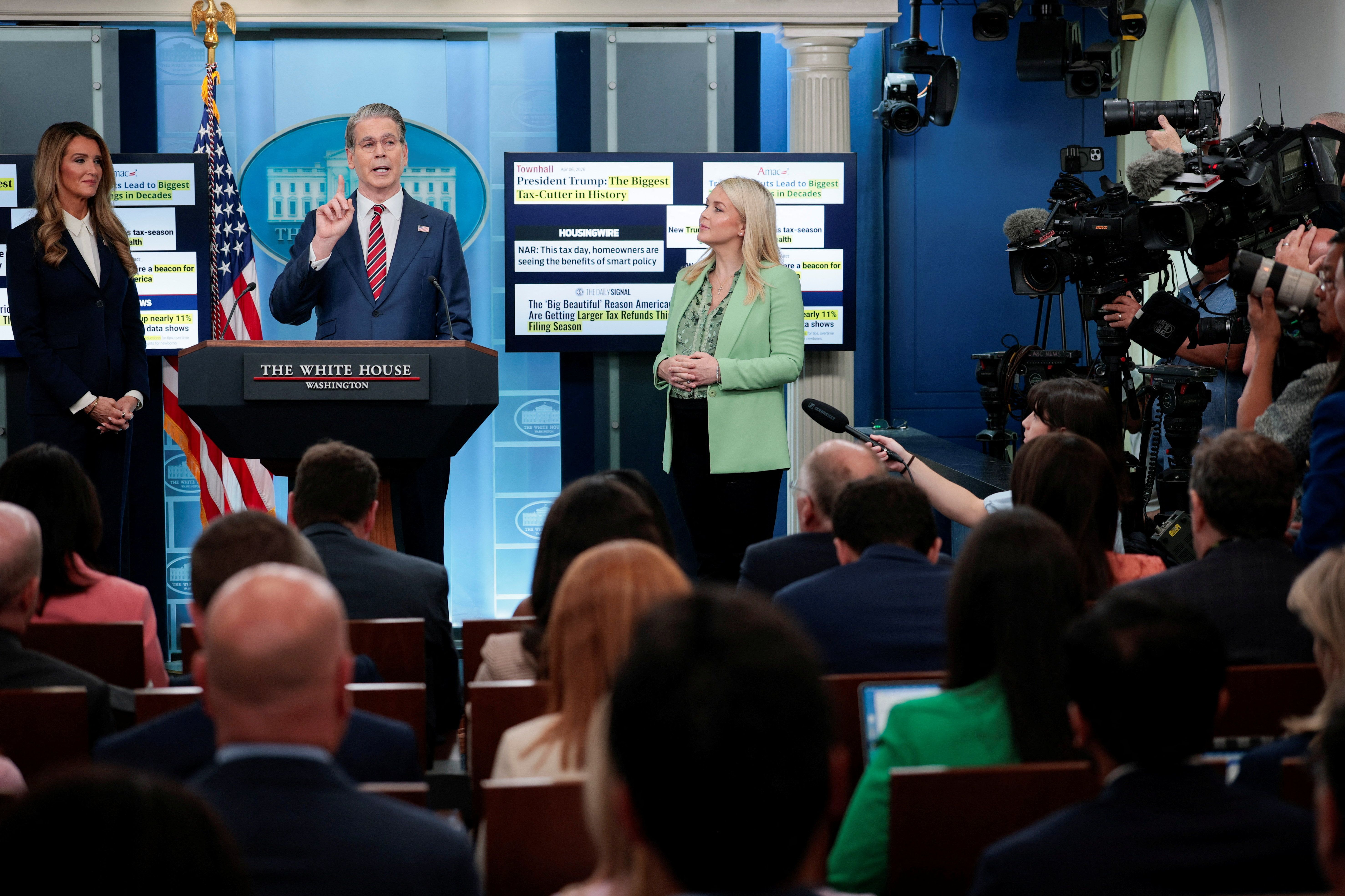 وزیر خزانه‌داری آمریکا: همکاری با خطوط هوایی ایران مشمول تحریم می‌شود