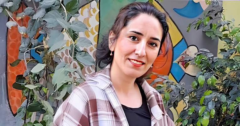 فروغ خسروی، معلم در بهبهان، با اتهام‌هایی از جمله توهین به خامنه‌ای به ۱۵ سال حبس محکوم شد