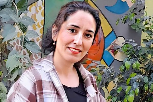 فروغ خسروی، معلم در بهبهان، با اتهامهایی از جمله توهین به خامنهای به ۱۵ سال حبس محکوم شد