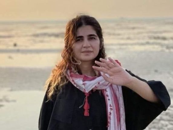 ناشطة بعد اعتقالها لهتافها ضد خامنئي:حياة أسرتي وعيشهم في خطر