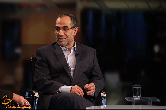 زهرانی یکی از مقالات خود را برای تریتا پارسی، برادر روزبه، فرستاده بود