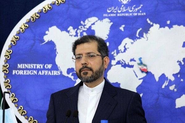 إيران تدعو لـ"ضبط النفس" في أزمة أوكرانيا.. وتؤكد: "تدخلات الناتو أدت إلى تعقيد الوضع"