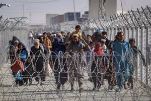 عفو بینالملل از جمهوری اسلامی خواست فورا اخراج افغانستانیها را از ایران متوقف کند