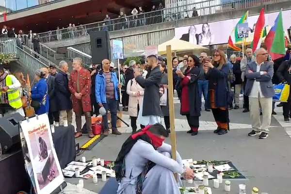 إيرانيون يتجمعون في عدة مدن حول العالم بمناسبة الذكرى الأولى لمجزرة "الجمعة الدامية"