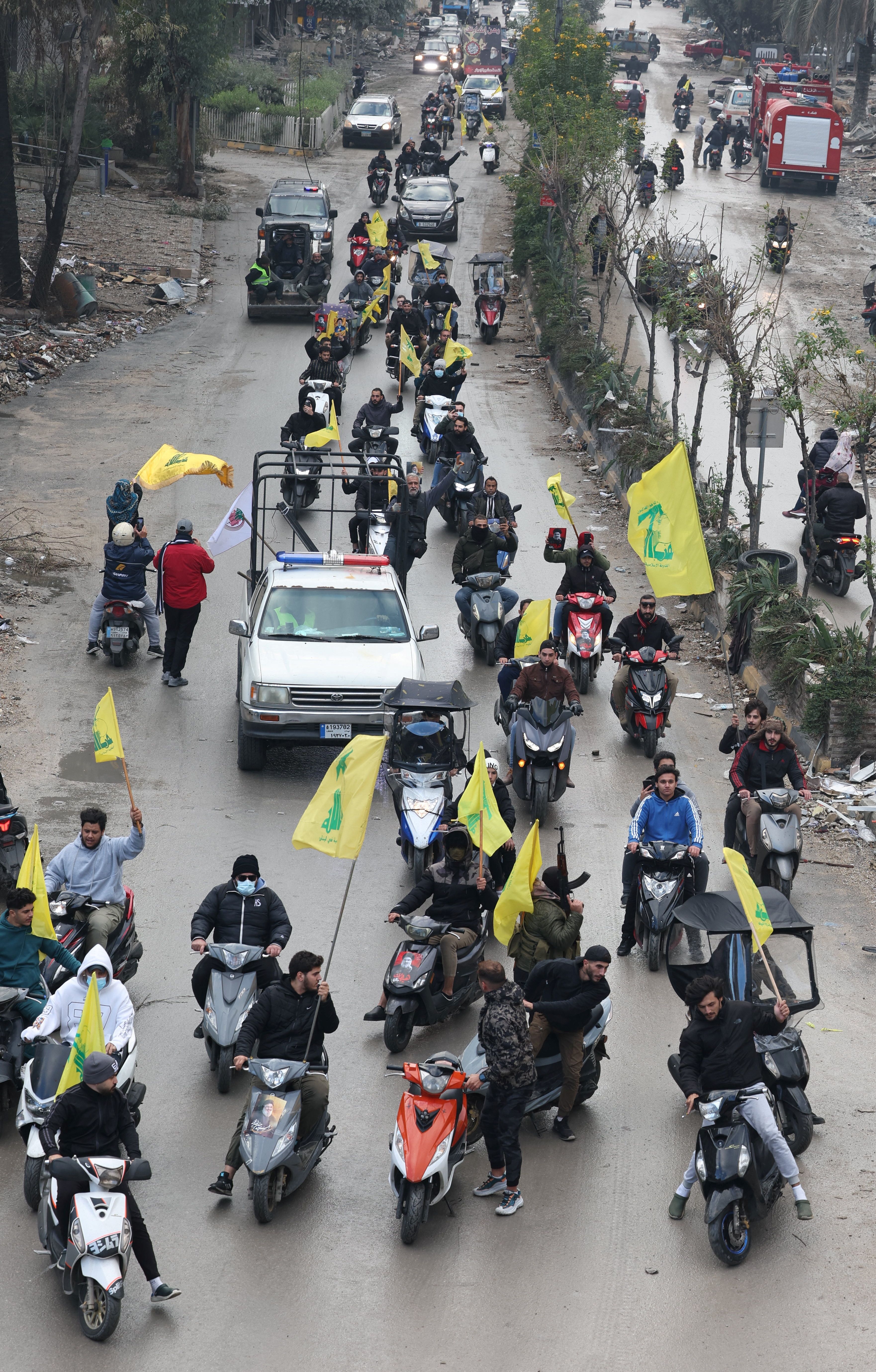 شماری از لبنانی‌ها با پرچم حزب‌الله در حال بازگشت به جنوب این کشورند