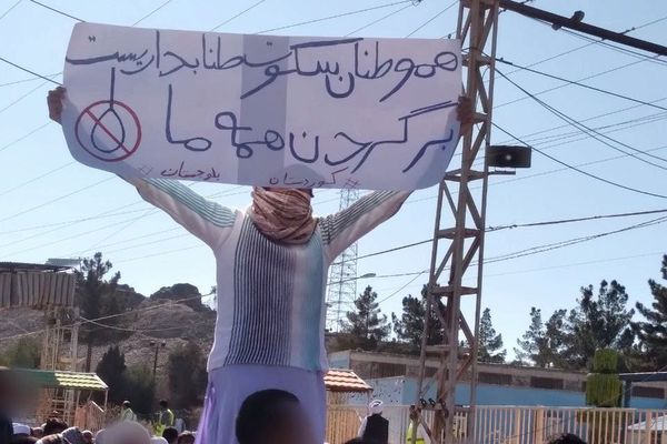 زعيم السنة في إيران: لا يمكن الحفاظ على النظام بالسلاح والاعتقال