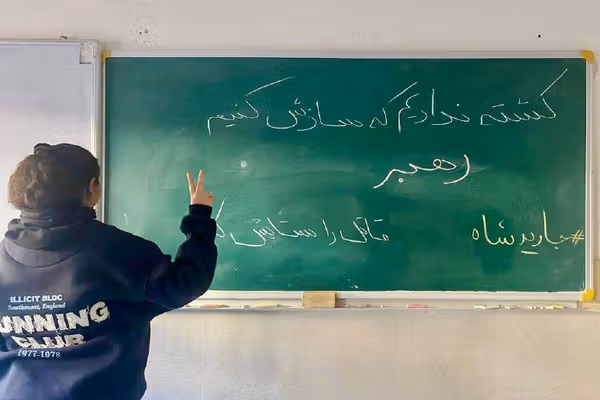 نسلی که پیش از «بالغ شدن» معترض شد؛ نوجوانان ایران در میانه ترس، خشم و بیآیندگی