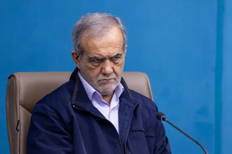 الرئيس الإيراني:  خامنئي يبقي باب المفاوضات غير المباشرة مفتوحًا مع واشنطن