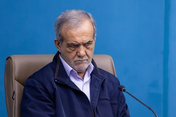 الرئيس الإيراني: خامنئي يبقي باب المفاوضات غير المباشرة مفتوحًا مع واشنطن