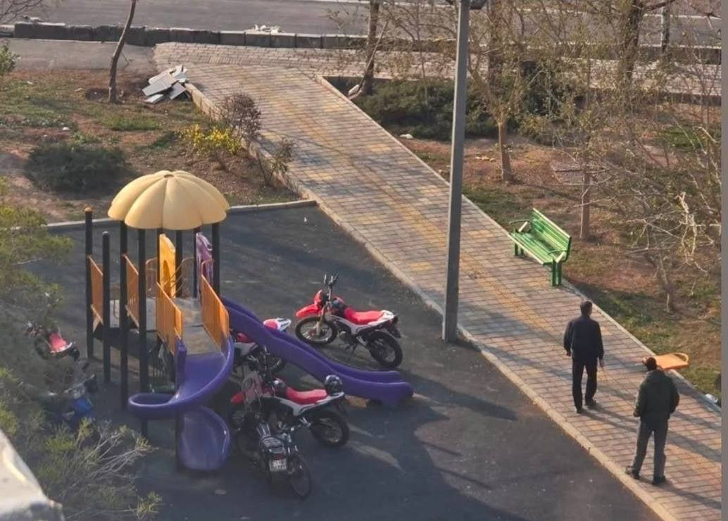 ماموران حکومت موتورهای خود را لابه‌لای وسایل بازی کودکان در پارک پنهان کردند