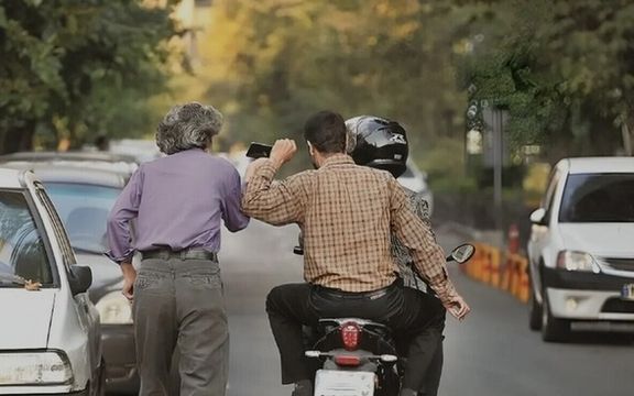 راهکار دادگستری تهران برای جلوگیری از سرقت: موبایلتان را در ملا عام نشان ندهید