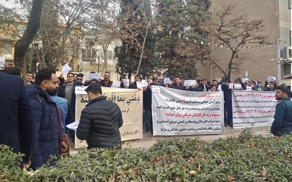 ضد " مافيا الاستغلال".. عمال قطاع النفط يحتجون أمام مؤسسة الرئاسة في طهران