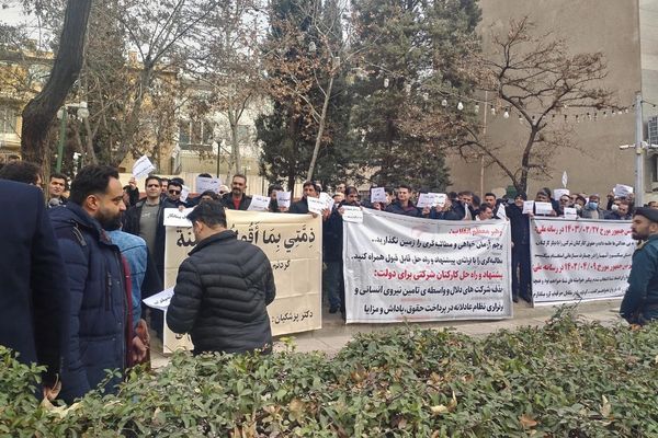 ضد " مافيا الاستغلال".. عمال قطاع النفط يحتجون أمام مؤسسة الرئاسة في طهران