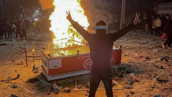 تقارير عن مقتل عشرات المحتجين بالرصاص الحي في جميع أنحاء إيران